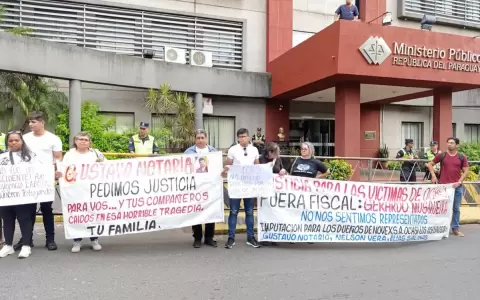 Familiares de extrabajadores de la empresa Ochsi se manifiestan frente a la Fiscal�a General del Estado