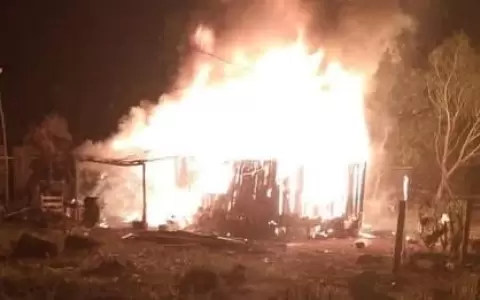 Buscan a hombre que atac� a su expareja con arma blanca y luego incendi� la casa