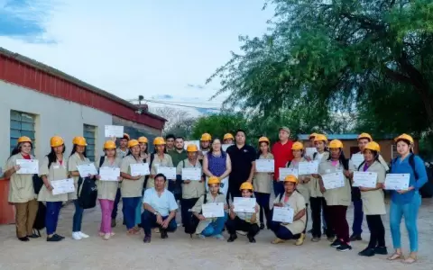 Mujeres ind�genas rompen barreras y se reciben de alba�iles y electricistas