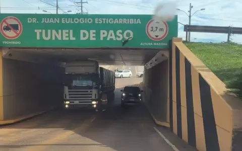 Cami�n de gran porte qued� atascado en t�nel para veh�culos livianos