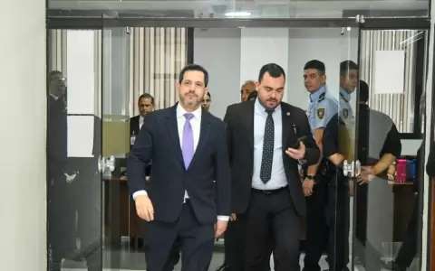 Latorre niega que diputados tengan seguro odontol�gico, pero no desmiente licitaci�n para tal