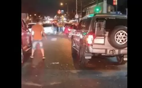 Conductor borracho choc� a varios veh�culos e intent� huir a pie