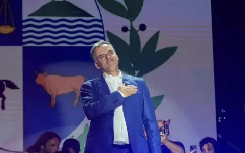 Triunfo de Orsi marca regreso de la izquierda al poder en Uruguay y promete un gobierno de unidad