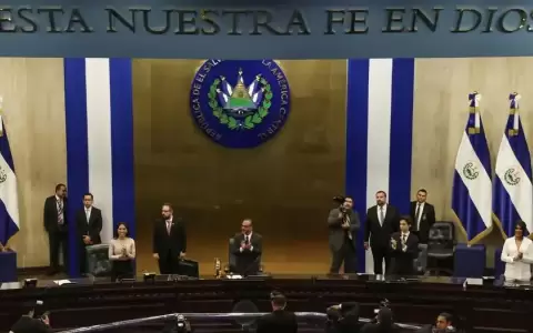 Piden a la Fiscal�a investigar a congresistas de El Salvador
