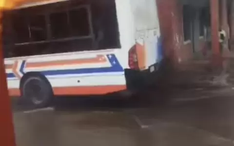 Bus en llamas en pleno raudal en el centro de San Lorenzo