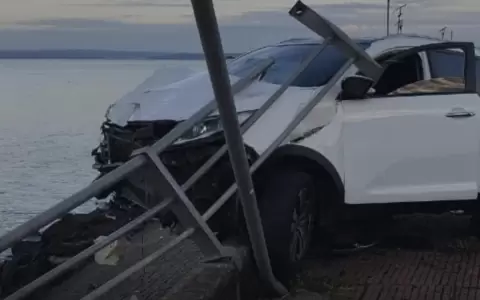 Mujer pierde el control de su veh�culo tras quedarse dormida al volante y casi cae al r�o Paran�