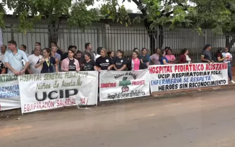 Hospital Acosta �u: profesionales se manifiestan exigiendo mejoras salariales.