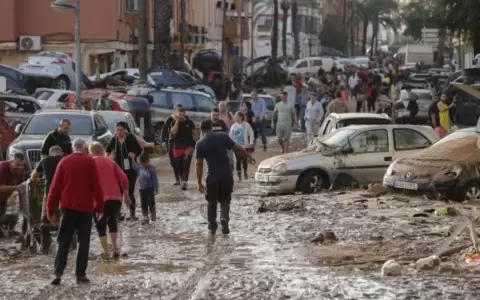 Paraguayas residentes en Catalu�a hablan sobre la alerta roja que rige en la zona