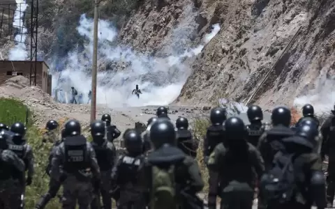 Bolivia: fuerzas de seguridad despejan bloqueo de ruta vital