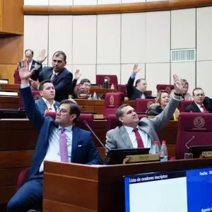 Senadores huyen de Honor Colorado