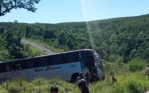 Bus que trasladaba a ni�os de una escuela de f�tbol vuelca aparatosamente