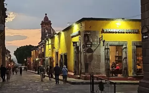 Los l�quenes y una ciudad amarillo-naranja