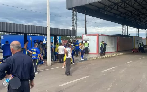 Hinchas ingresan al pa�s para la final de la Sudamericana: seis argentinos ya fueron inadmitidos
