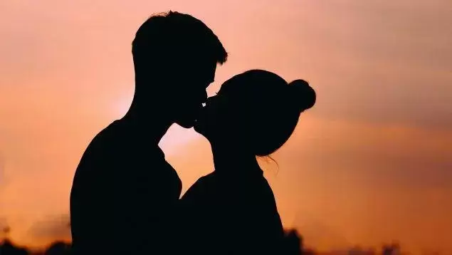 �Qu� es la regla del beso de los 6 segundos y por qu� puede ayudar a mantener unidas a las parejas?