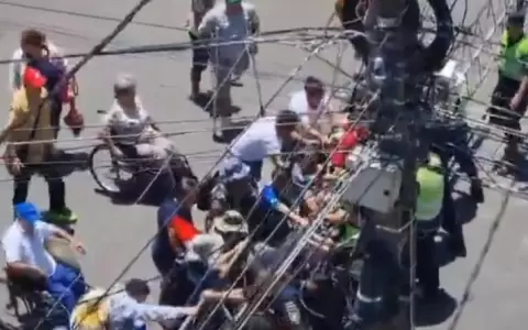 Registran incidentes entre polic�as y personas con discapacidad frente al Congreso