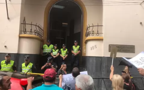 Jubilados de la Caja Municipal se manifiestan por tener cuatro salarios atrasados