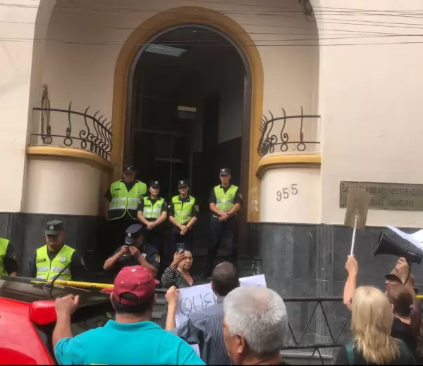 Jubilados de la Caja Municipal se manifiestaron.