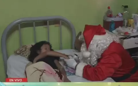 Pap� Noel lleg� en helic�ptero y llev� alegr�a a ni�os internados en Cl�nicas