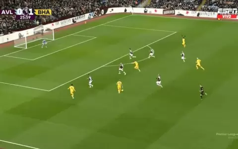 La tapada del Dibu Mart�nez que impidi� el gol de Julio Enciso
