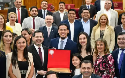 Gustavo G�mez y Ram�n Sosa, condecorados por el Congreso por su destacada carrera futbol�stica