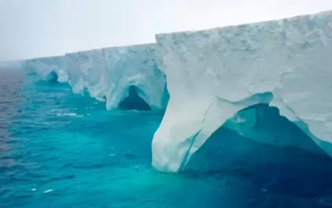 El iceberg m�s grande del mundo se desprendi� de la Ant�rtida y navega a la deriva por el oc�ano