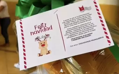 Entregan una peculiar canasta navide�a con protesta a intendente de Presidente Franco