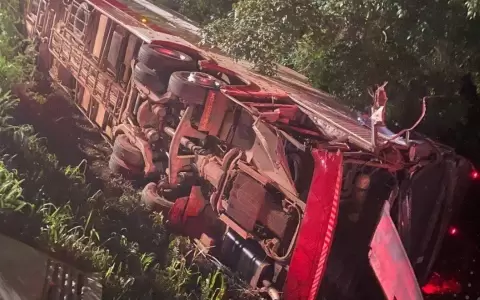 Estudiantes paraguayos sufren accidente en bus que los llevaba a Cambori�