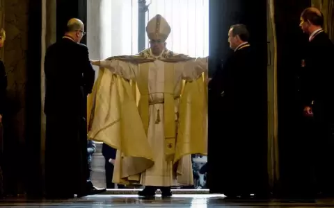 El papa Francisco preside la misa de Nochebuena y se prepara para dar inicio al �A�o Santo� en Roma