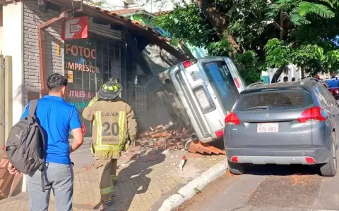 Reportan aparatoso accidente en el centro de Asunci�n
