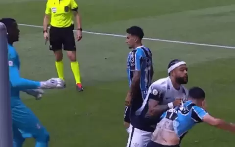 Math�as Villasanti casi se fue a los pu�os con Memphis Depay