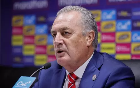 Gustavo Alfaro es uno de los finalistas para el premio al mejor DT