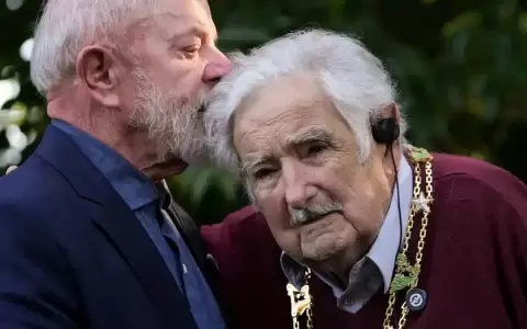 Lula y Petro condecoran a "Pepe" Mujica en visita a Uruguay