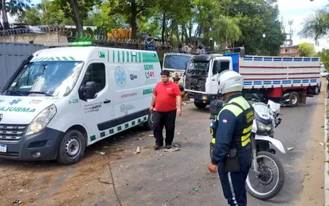 Grave accidente de tr�nsito en Artigas y Venezuela deja varios heridos