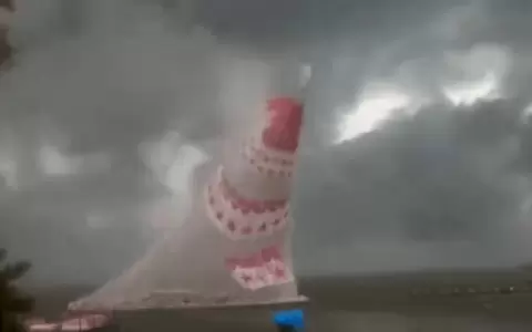 Tragedia en Brasil: un �rbol de Navidad gigante cay� y mat� a un joven de 21 a�os
