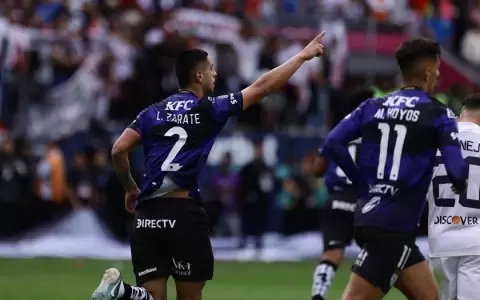Luis Z�rate marca en la final, pero Alex Arce grita campe�n