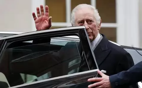 Carlos III dedica su mensaje de Navidad a los profesionales de la salud desde la capilla de un hospital