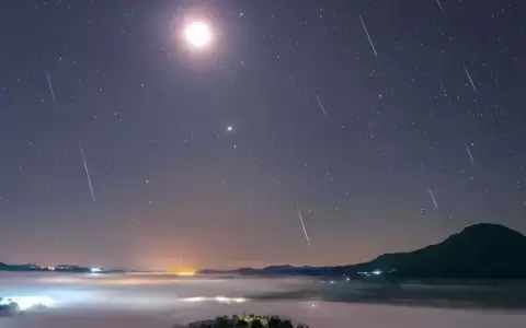 Misteriosos objetos generan luminosos impactos en la Luna