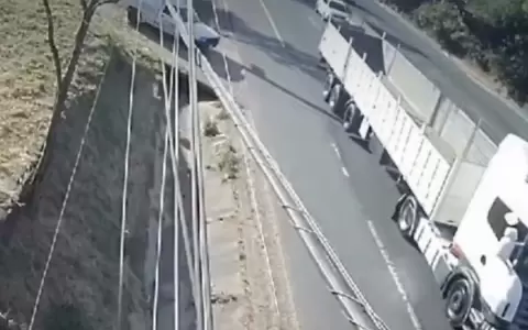 Itaugu�: un motociclista y su acompa�ante mueren tras rozar contra un cami�n