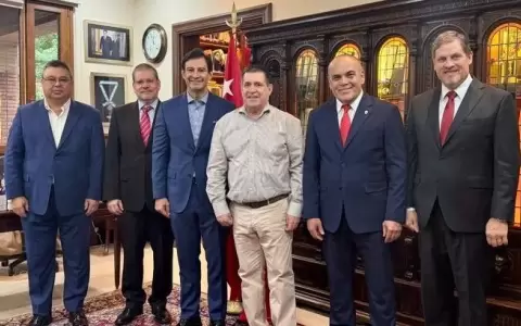 Tras asegurar su reelecci�n en el Congreso: �Bachi� N��ez visit� a Horacio Cartes