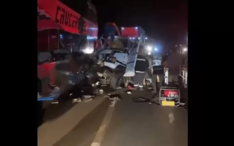 Tremendo choque entre colectivo y cami�n deja dos heridos en Caaguaz�