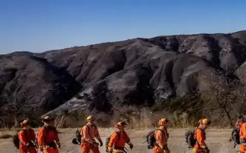 Bomberos de Los �ngeles est�n en alerta por m�s vientos peligrosos