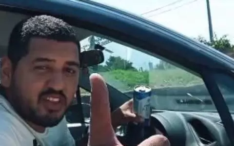 Conductor viral que atropell� un �rbol fue captado manejando con cerveza en la mano