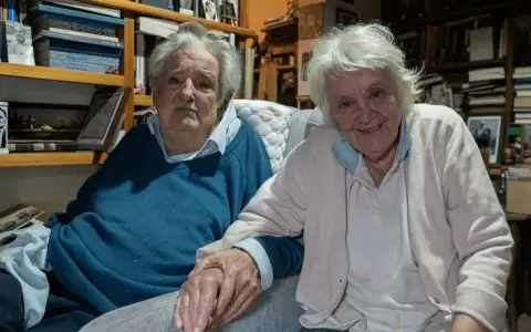 Jos� Mujica recibi� a un grupo de artistas que le cantaron en su chacra tras anunciar que tiene met�stasis