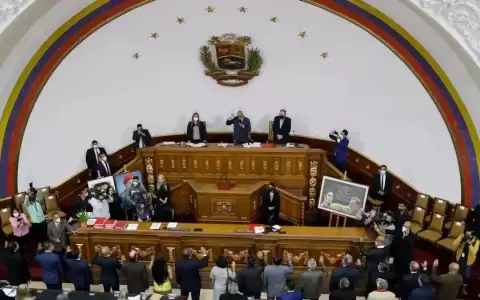 Venezuela: Abdo y otros expresidentes son declarados "personas no gratas" y advierten con derribar avi�n