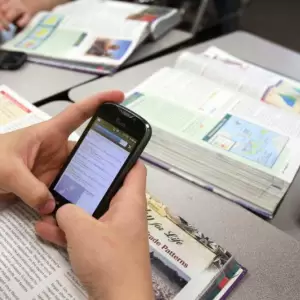 Bruselas celebra el veto en Francia de las redes sociales a menores de 15 a�os