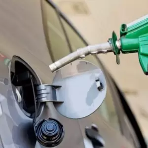 Emblemas oficializan golpe econ�mico y aumentan hasta G. 800 los combustibles