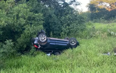 Aparatoso accidente en la ruta Ypan�-Villeta deja da�os materiales