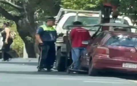 Denuncian a agentes de la PMT por recibir supuesta coima en gr�a municipal sin chapa