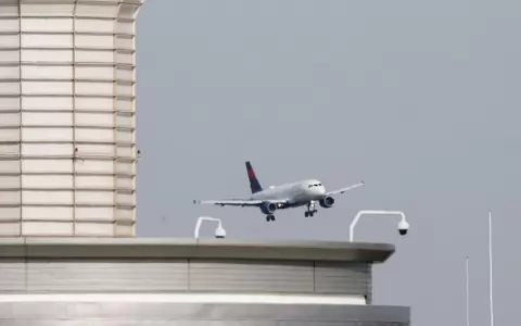 Un nuevo video revel� el momento del impacto entre helic�ptero militar y el avi�n de American Airlines