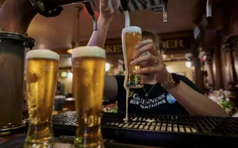 �Cu�ntas calor�as tiene un vaso de cerveza y c�mo influye en la salud?